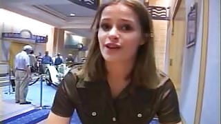 elle exhibe sa chatte au musee